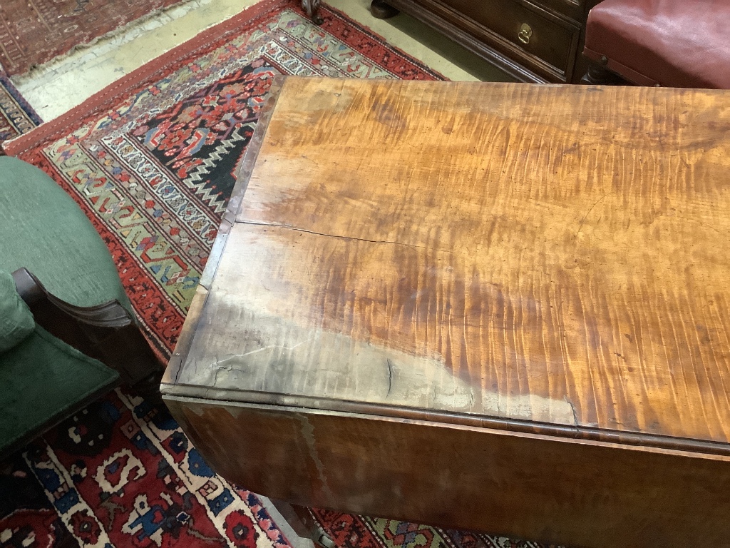 A George III satinwood Pembroke table, width 50cm, depth 87cm, height 71cm